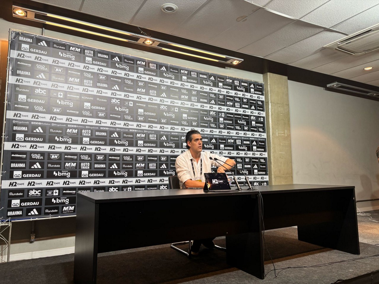Diretor executivo Paulo Bracks falou sobre movimentos do Atlético no mercado