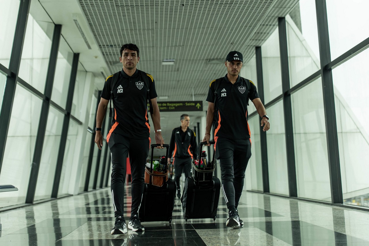 Jogadores do Atlético no aeroporto de Confins; grupo alvinegro está de volta a BH após dez dias de treinos nos EUA