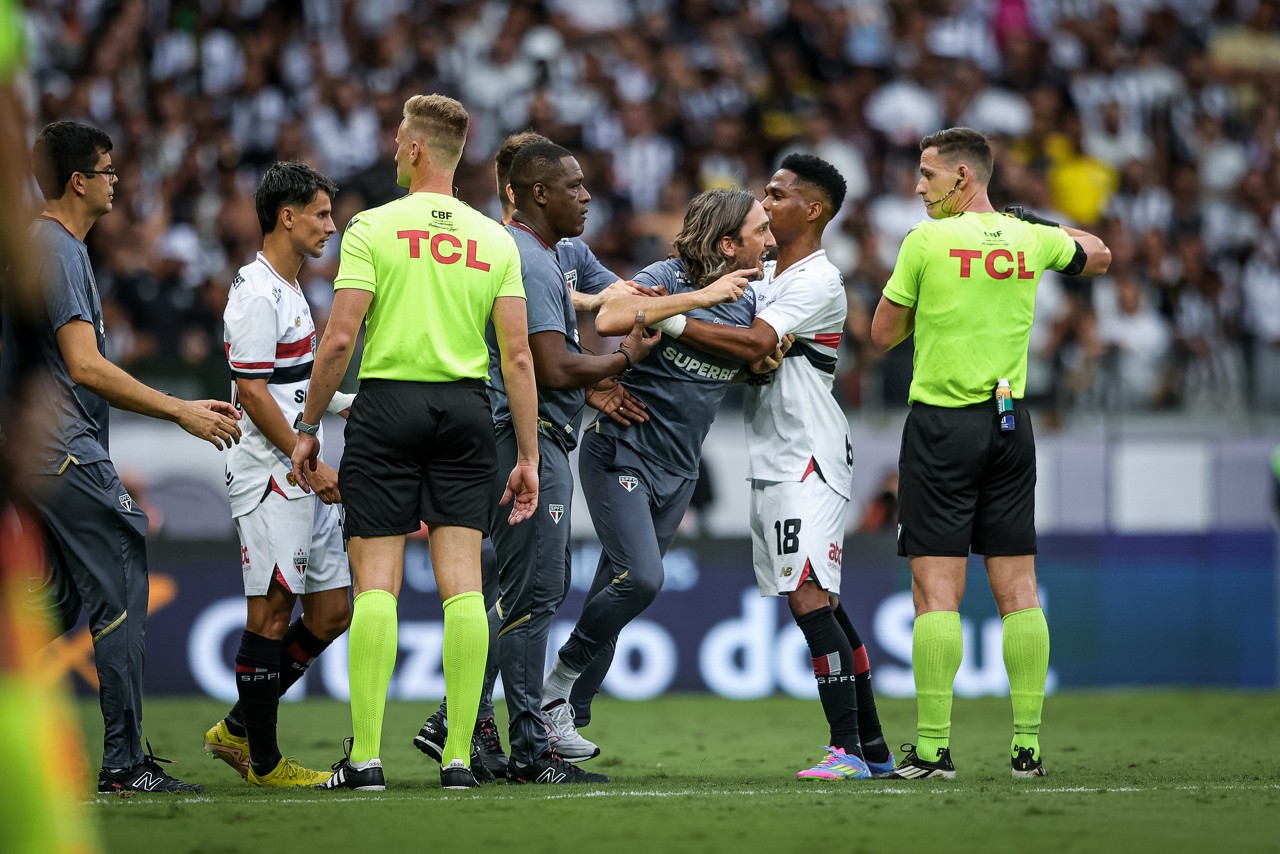 O técnico Luís Zubeldía reclamou com a arbitragem e precisou ser contido pelos jogadores
