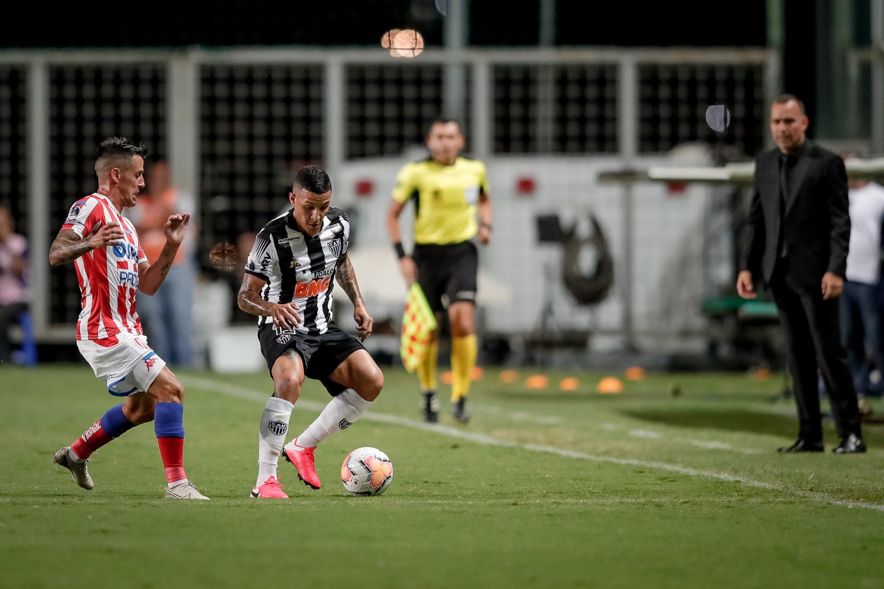 Técnico Dudamel observa atuação de Arana diante do Unión, na edição 2020 da Sul-Americana