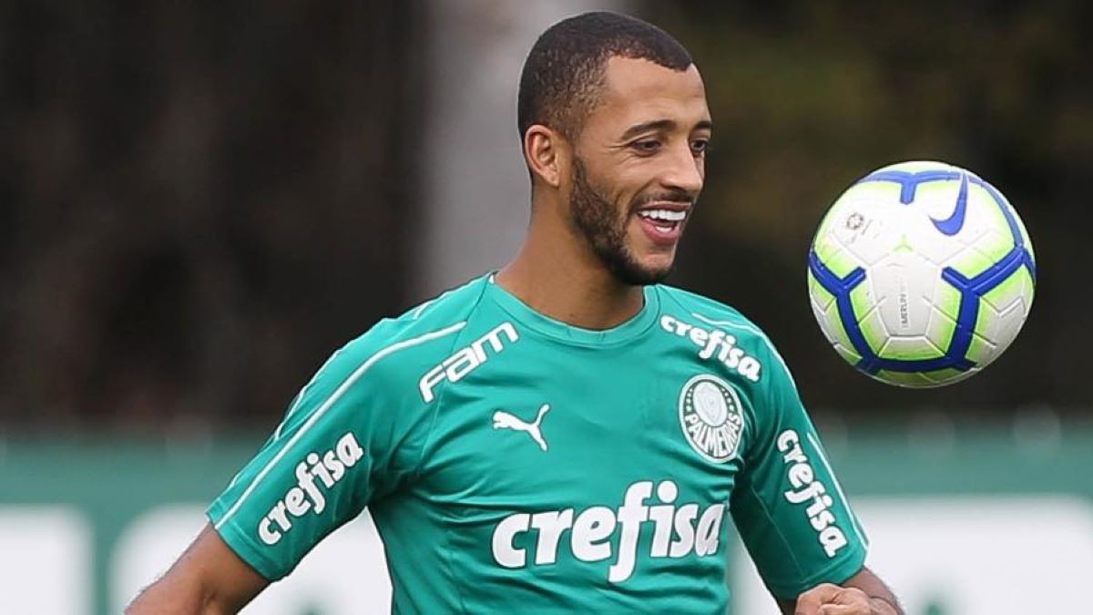 Zagueiro Vitor Hugo, de 33 anos, está na mira do Atlético e pedido do técnico Cuca