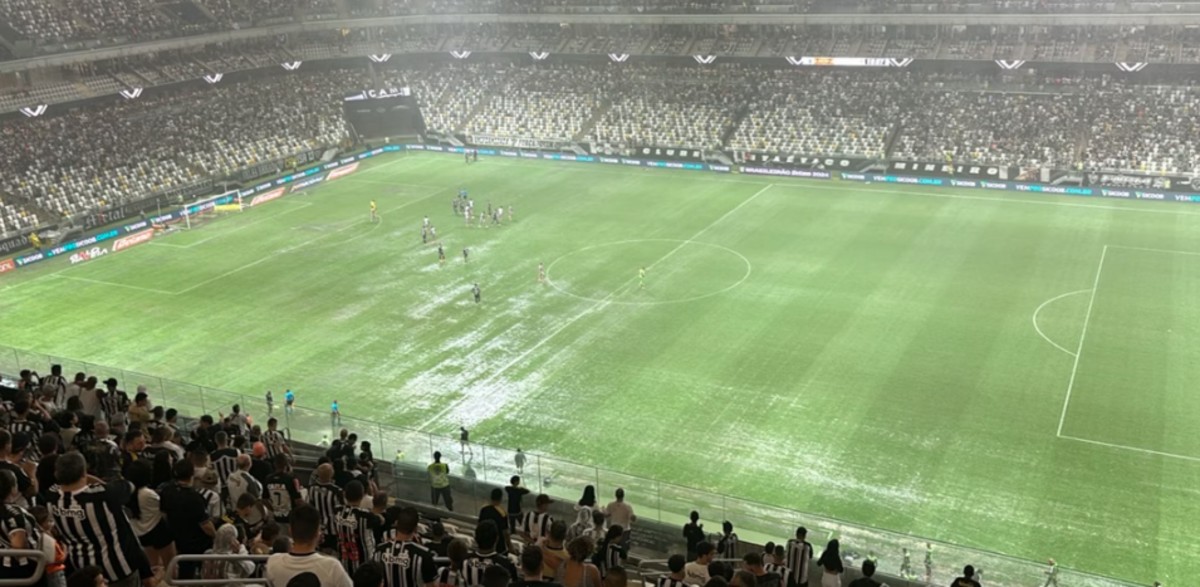 Gramado da Arena MRV foi bastante afetado pela forte chuva que caiu em BH no sábado (26)