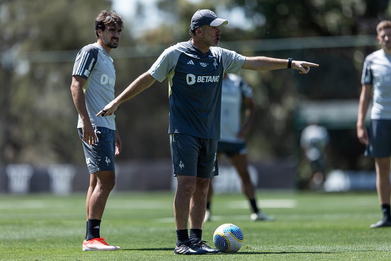 O técnico Gabriel Milito não deve poupar jogadores para o duelo contra o Grêmio