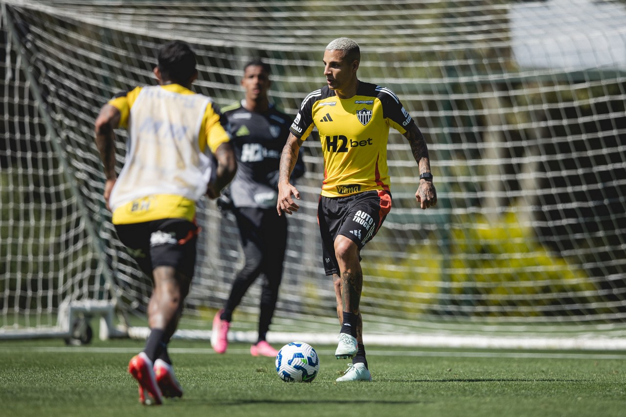 Guilherme Arana treinou com os colegas neste sábado