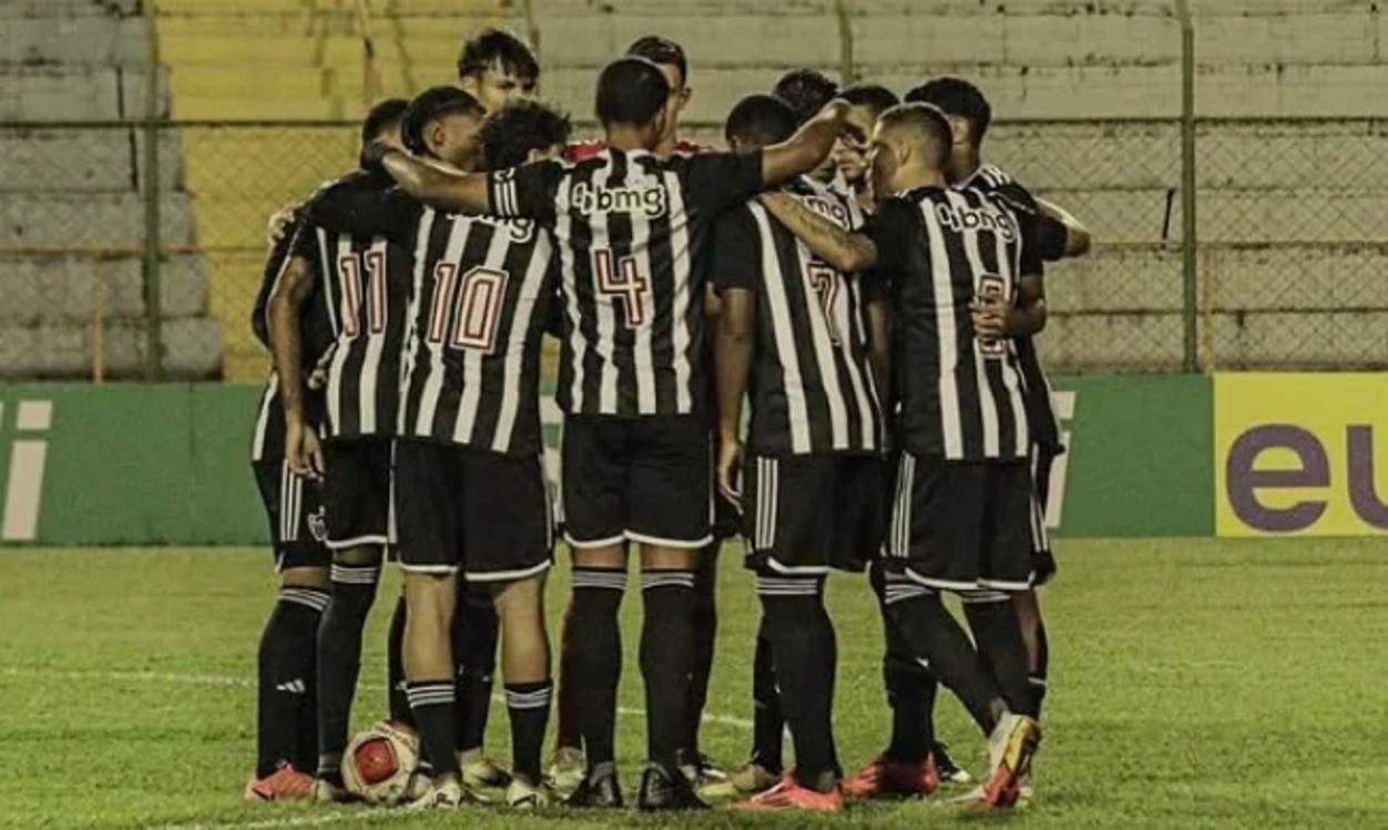 Jogadores do Atlético se reúnem no gramado em que enfrentaram o Guarani