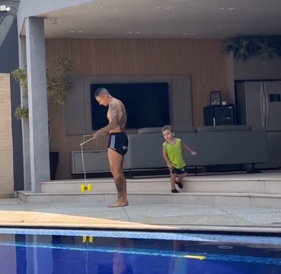 Arana em momento de brincadeira com o filho