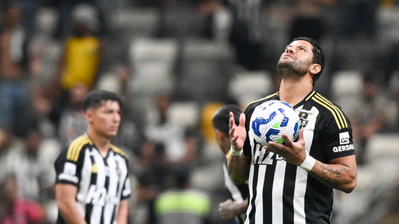 Hulk e a bola dos seus 500 gols na carreira