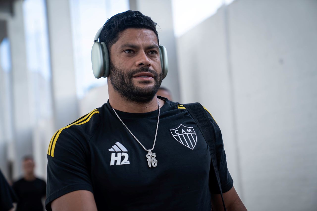 Hulk foi amarelado no primeiro tempo do jogo por reclamação
