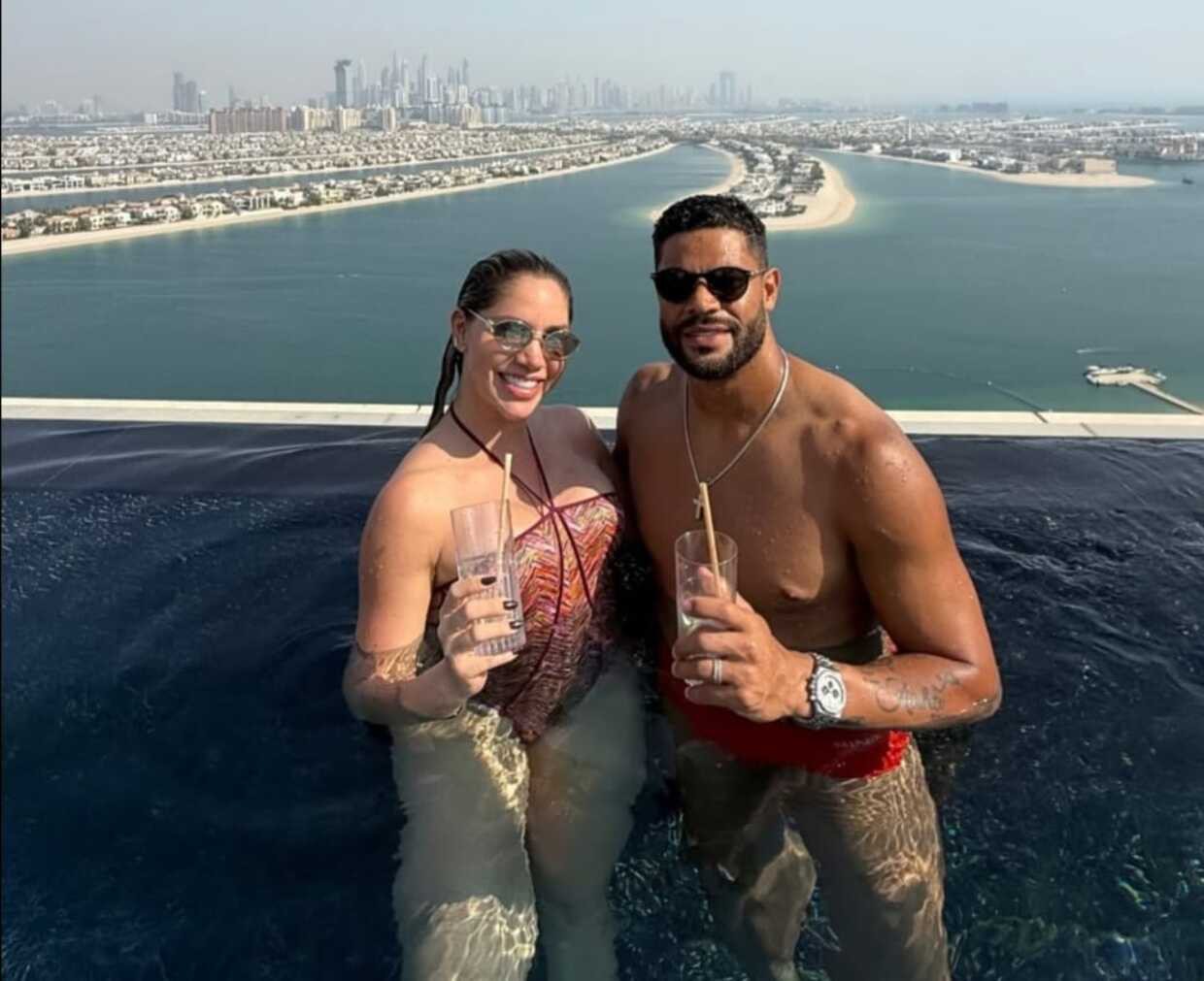 Camila e Hulk posam para foto em piscina de hotel de luxo em Dubai