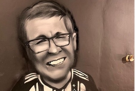 Pai do atacante Hulk ganhou caricatura no muro da Arena MRV