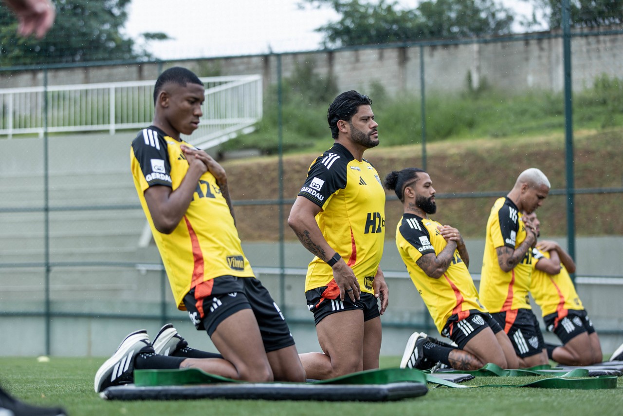 Hulk participa de atividade no campo da Cidade do Galo, ao lado de Patrick Silva, um dos reforços apresentados pelo clube