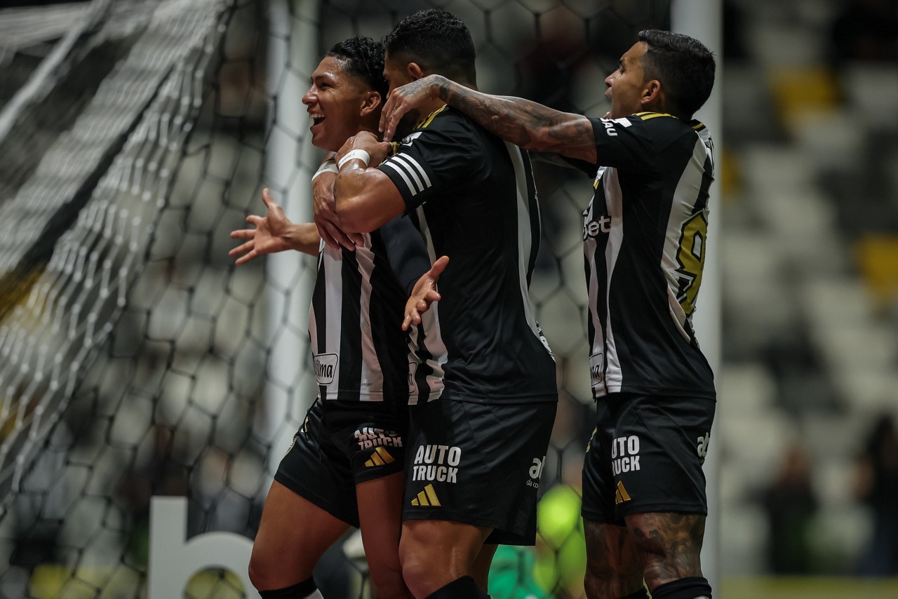 Jogadores do Galo celebram gol na Arena MRV