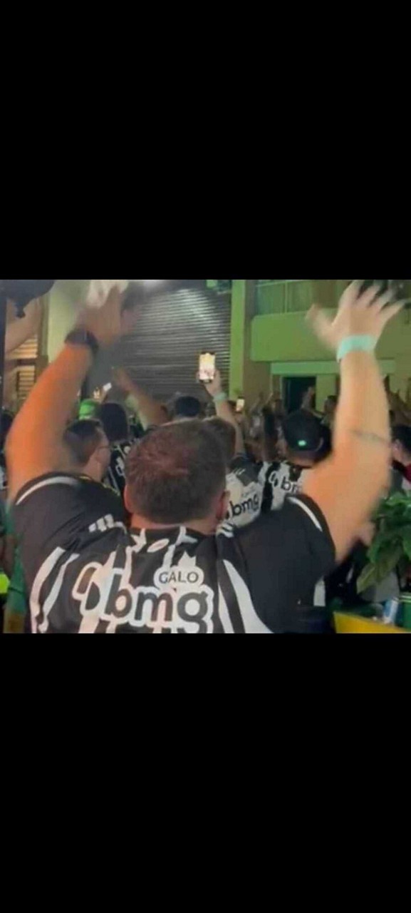 Torcedores do Atlético fazem festa na região da Recoleta, em Buenos Aires