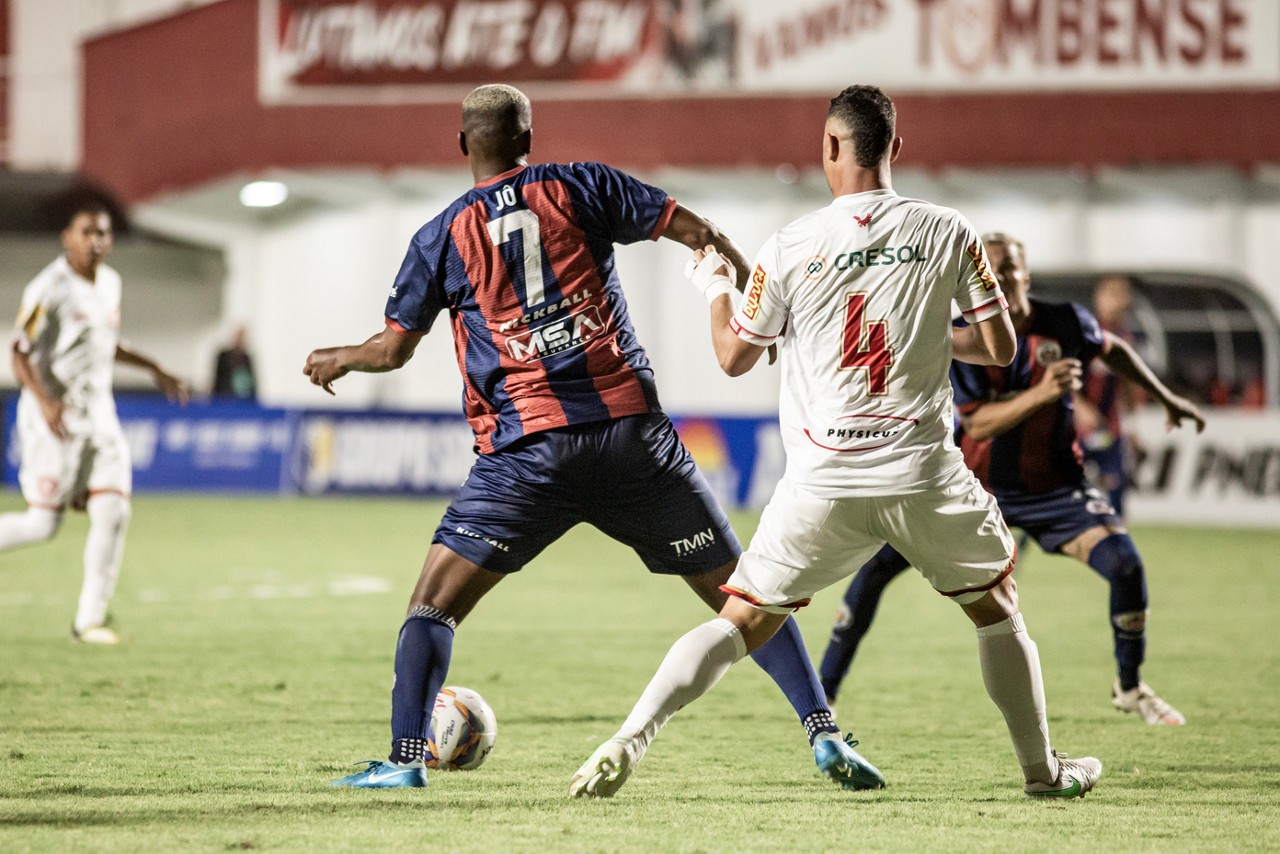 Atacante Jô em ação pelo Itabirito; pelo Galo, ele foi campeão da Libertadores, Copa do Brasil, Recopa e Mineiro