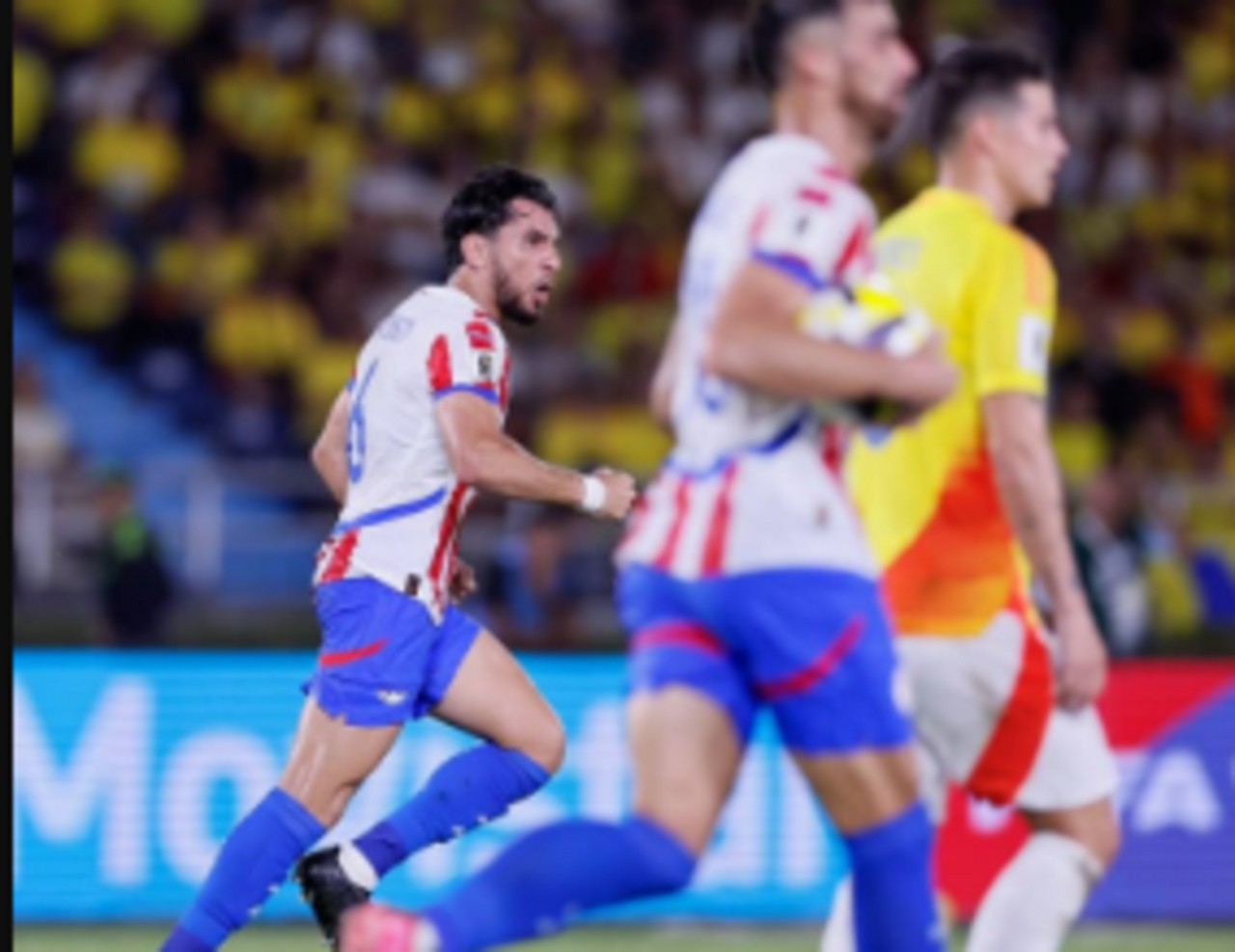 Junior Alonso em ação pelo Paraguai na partida contra a Colômbia