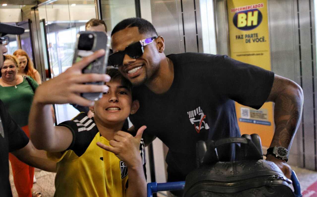 Atacante Júnior Santos desembarca em BH e já posa para fotos com torcedor do Atlético