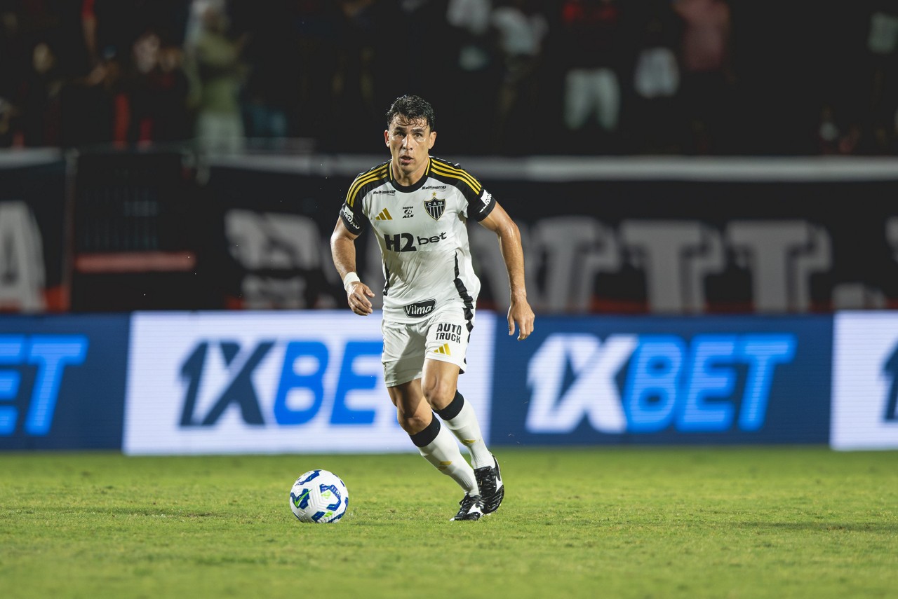 Junior Alonso recebeu o terceiro amarelo contra o Vitória