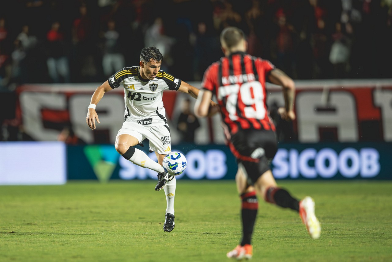 Alonso em ação pelo Galo