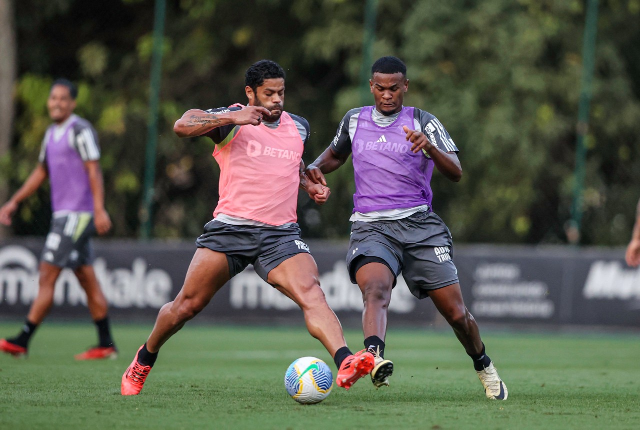 Liberado do DM, Alisson disputa bola com Hulk em treino na Cidade do Galo  
