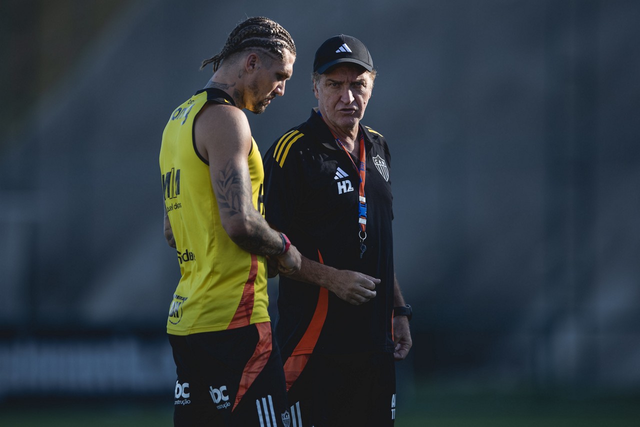 Lyanco conversa com Cuca em treino do Galo antes do clássico