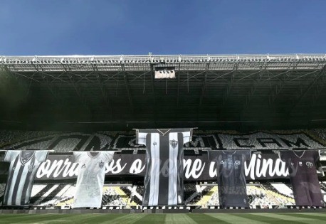 O Manto da Massa criado por Tiago foi estendido na Arena MRV durante o anúncio