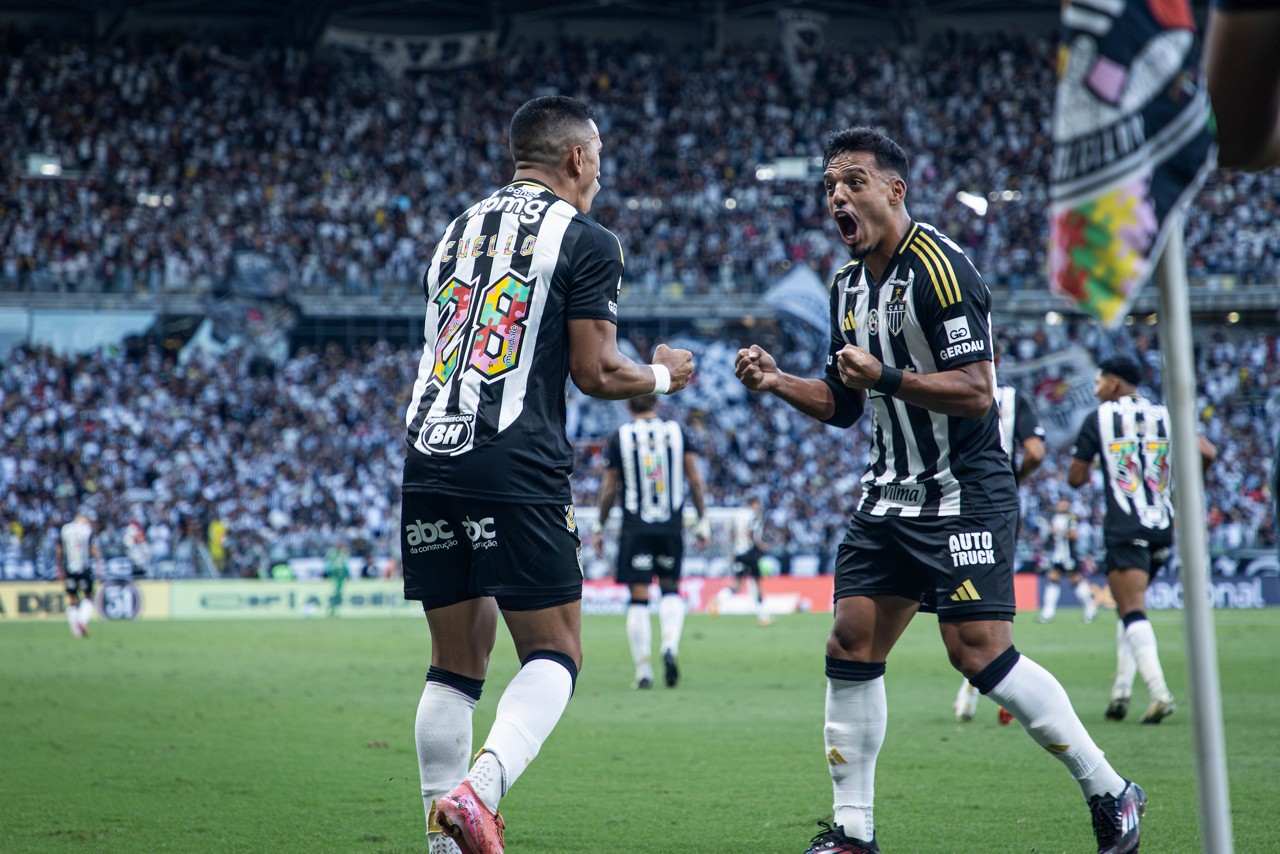 Cuello e Gabriel Menino comemoram gol da vitória do Atlético sobre o Botafogo