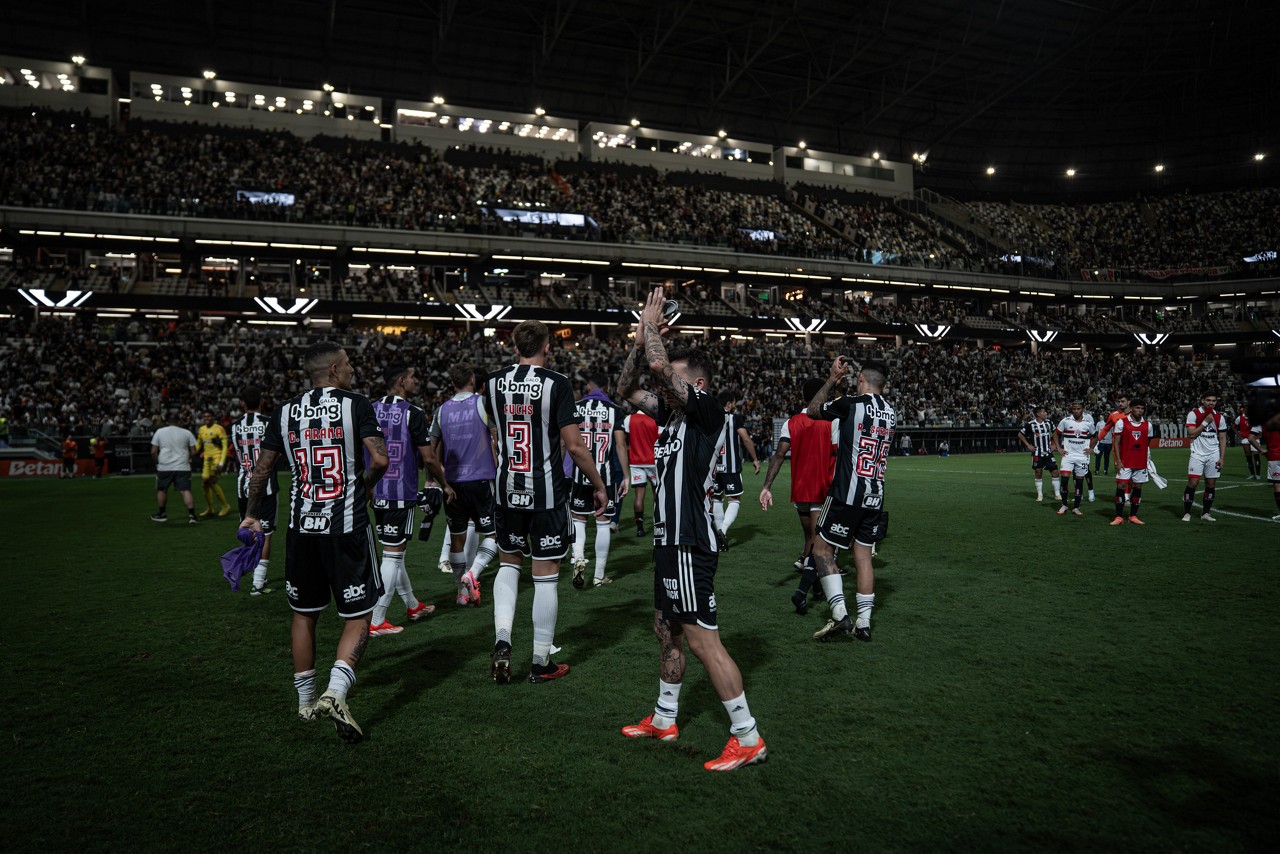 Jogadores do Atlético comemoram com a torcida na Arena MRV após classificação à semifinal da Copa do Brasil