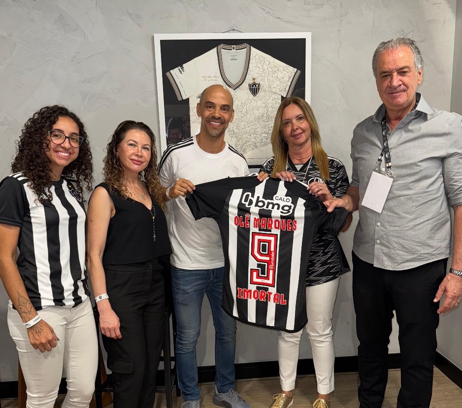 Marques recebeu camisa personalizada do Atlético durante homenagem