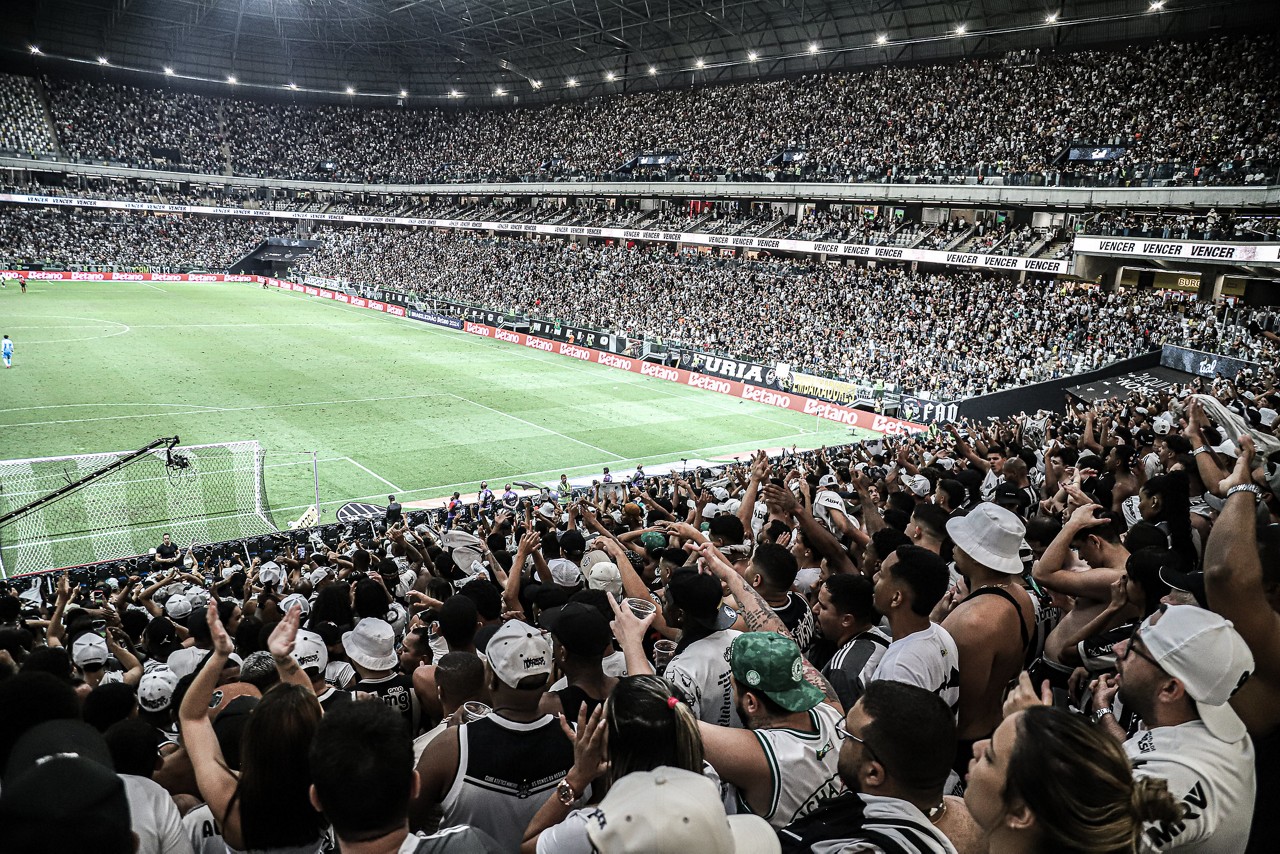 Torcida atleticana nas arquibancadas da Arena MRV