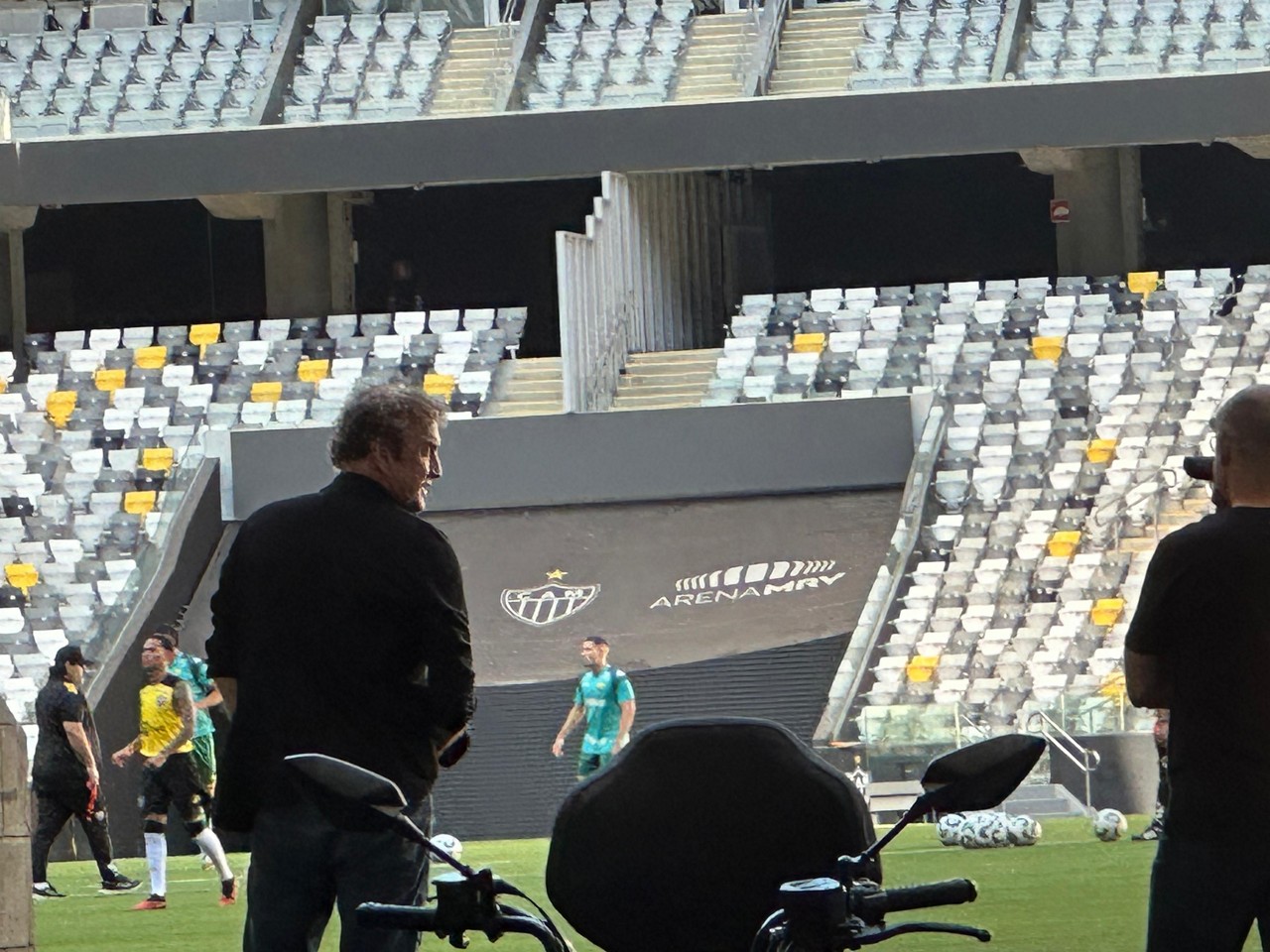 Técnico Cuca na Arena MRV para o jogo do sub-20