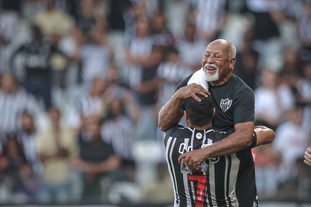 Belmiro erguido por Hulk no Atlético