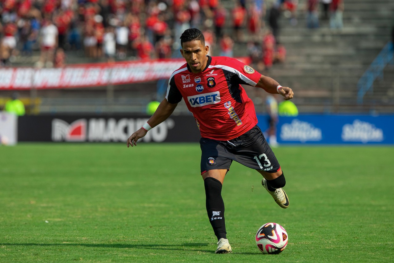 Jesus Yendis, lateral-esquedo do Caracas, tem 27 anos