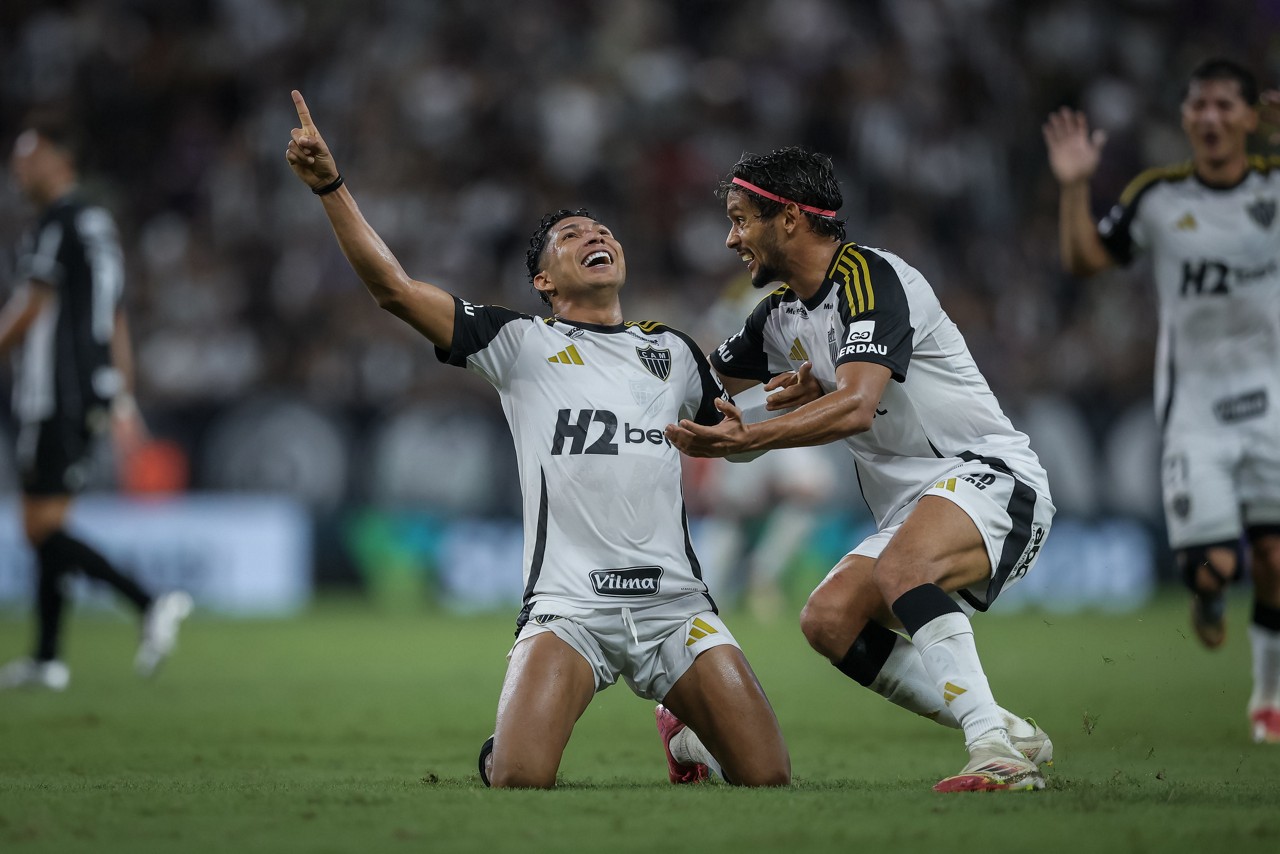 Rony celebra golaço contra o Ceará