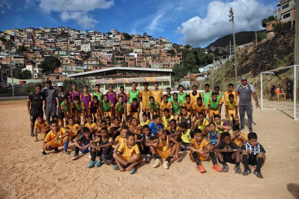 Membros do Atlético no projeto do Aglomerado da Serra