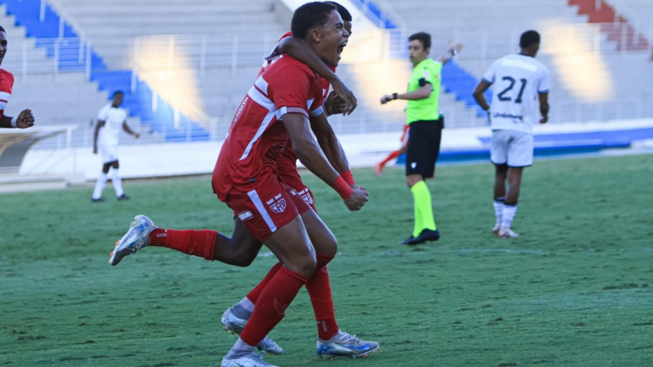 Fabricio celebra gol pelo CRB