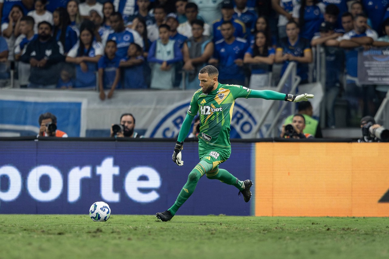 Everson em ação contra o Cruzeiro