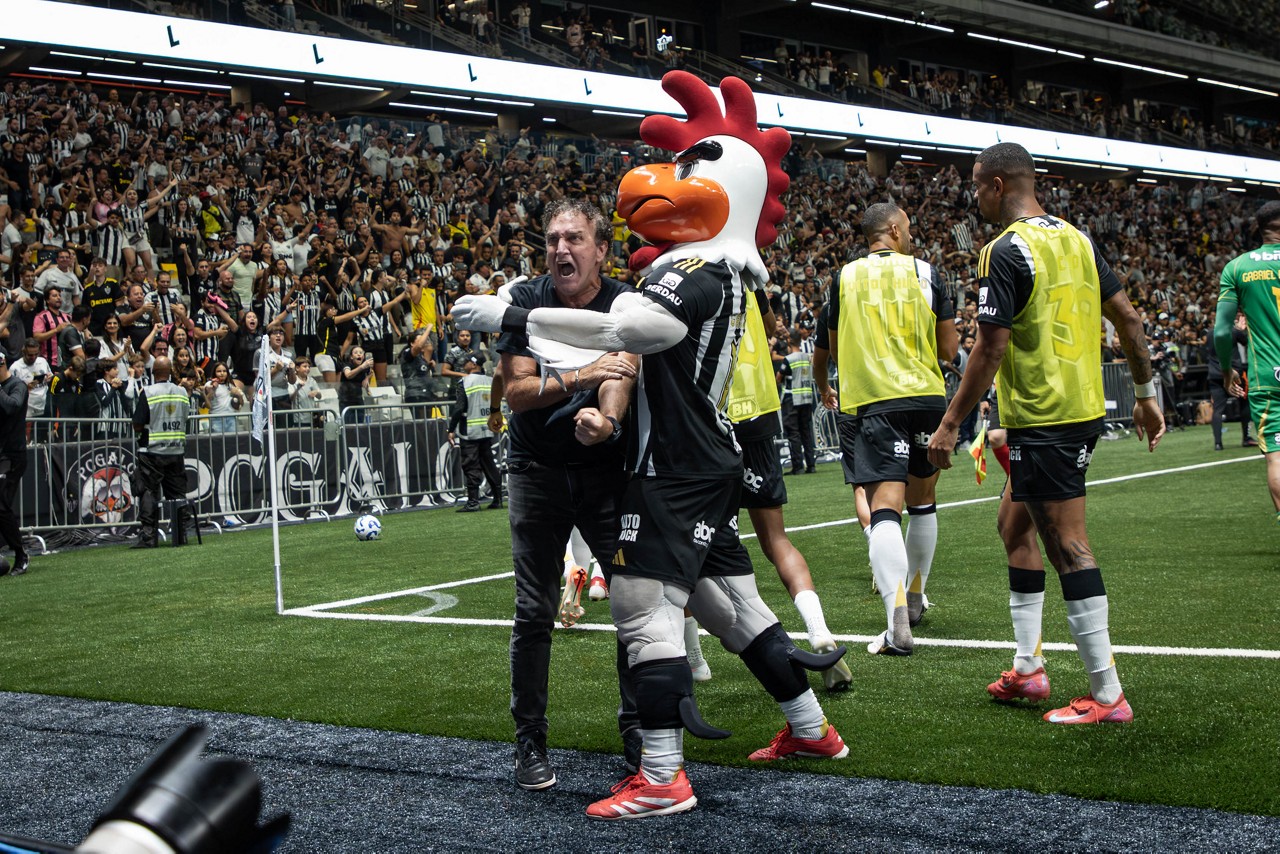 Cuca celebra vitória do Galo na Arena MRV