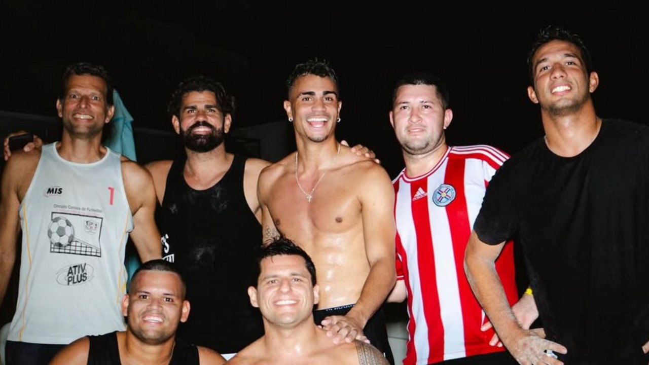 Reinier ao lado de Diego Costa após futevôlei