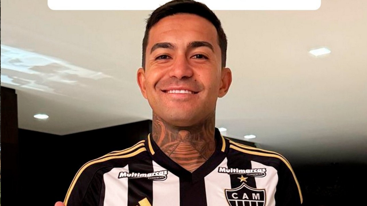 Dudu com a camisa do Atlético