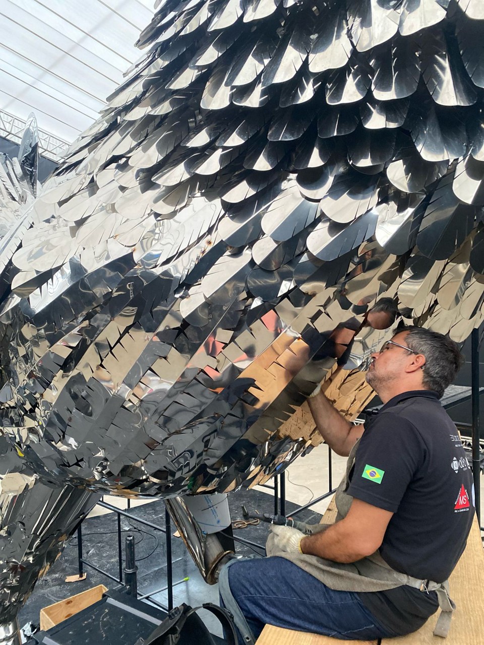 Instalação do Galo Inox na Arena MRV