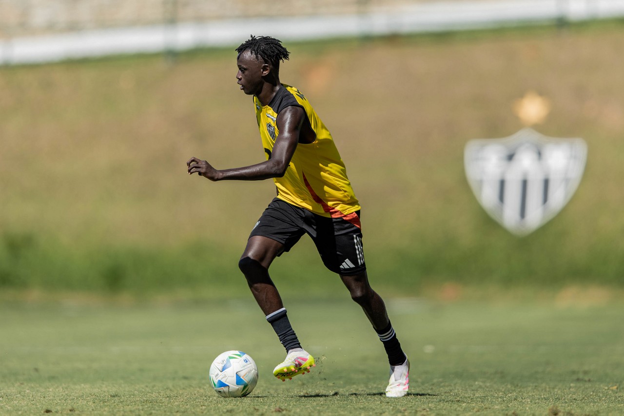 Mamady Cisse em ação no treino na Cidade do Galo