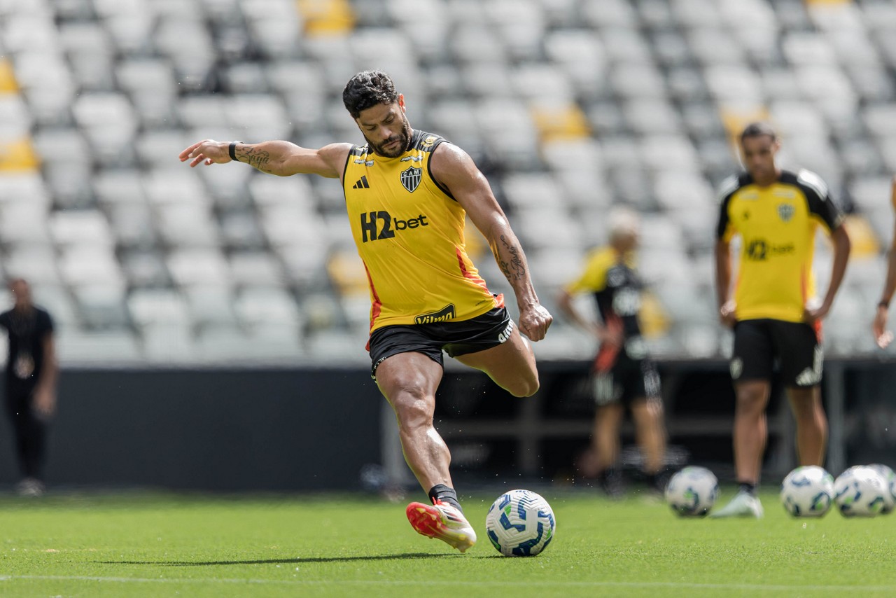Hulk em ação no novo gramado da Arena MRV