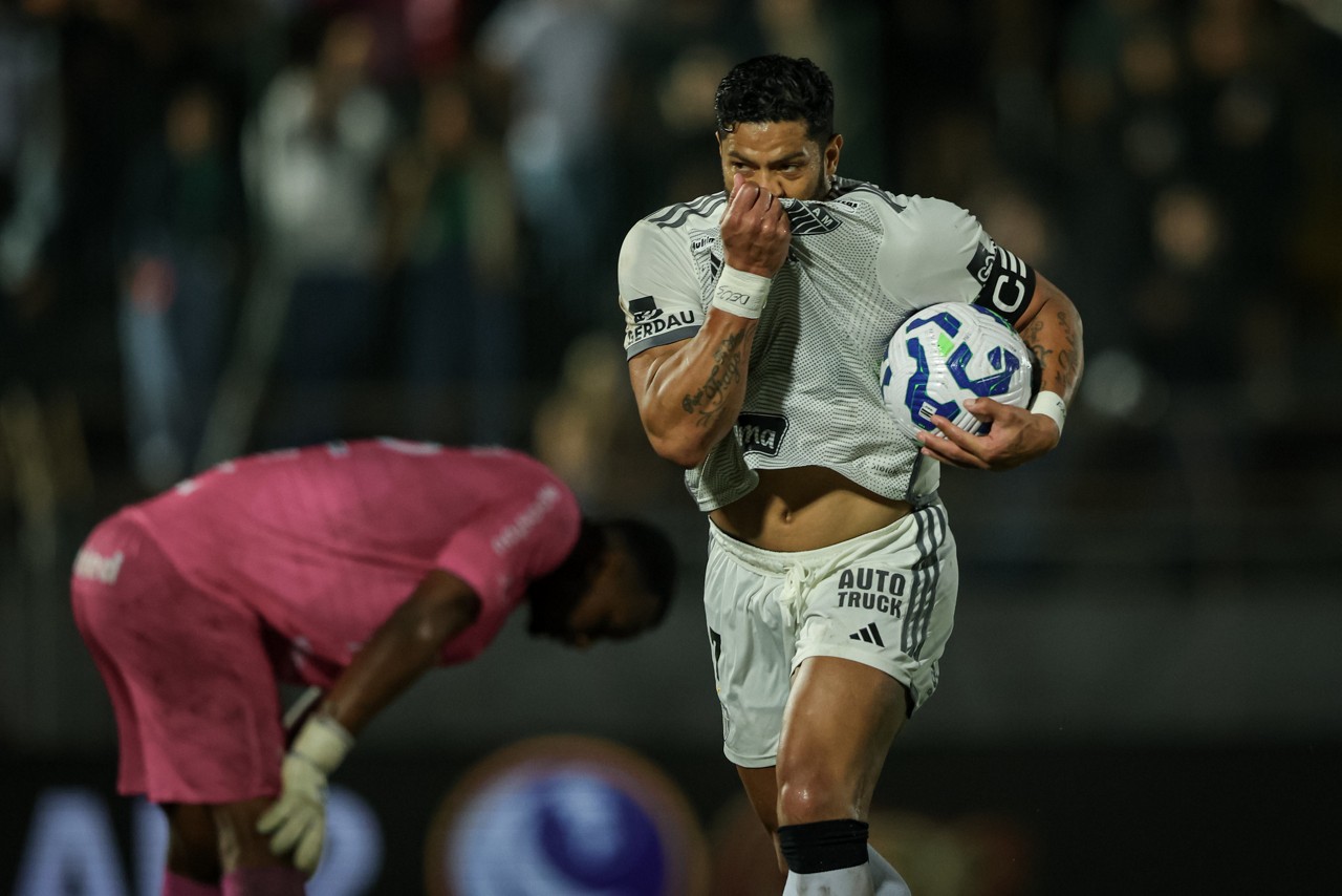 Hulk celebra mais um gol com a camisa do Galo