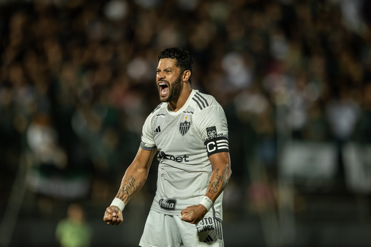 Hulk celebra seu gol oficial de número 443