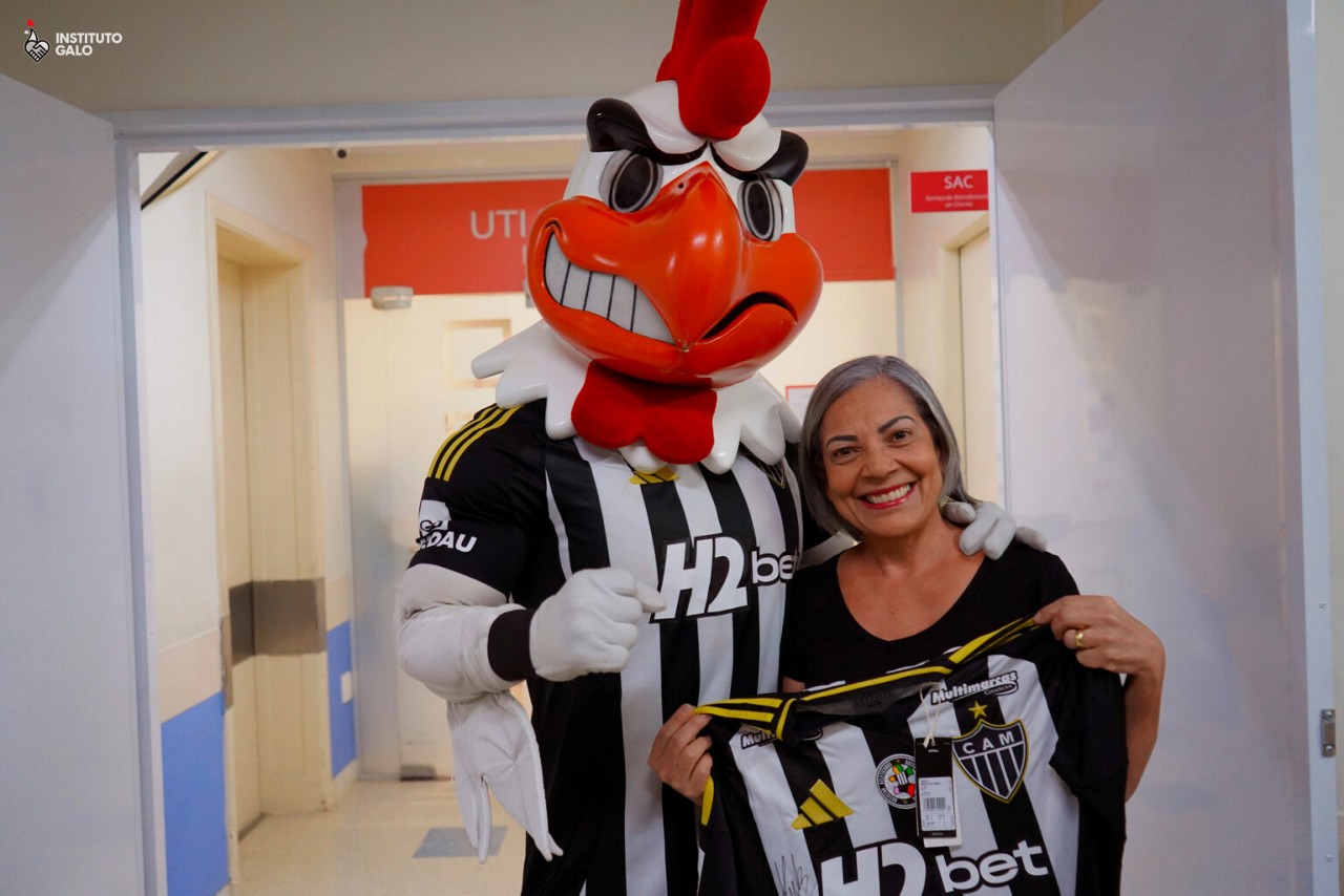 Galo Doido entregou camisa de Hulk para a avó de Aurora