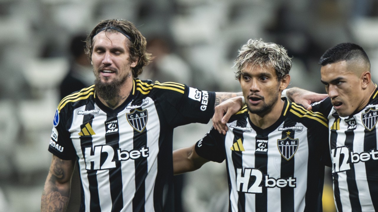Lyanco e Scarpa durante disputa de pênaltis do Atlético