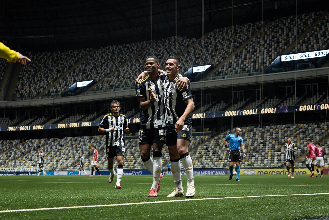 Atlético em campo na Arena MRV