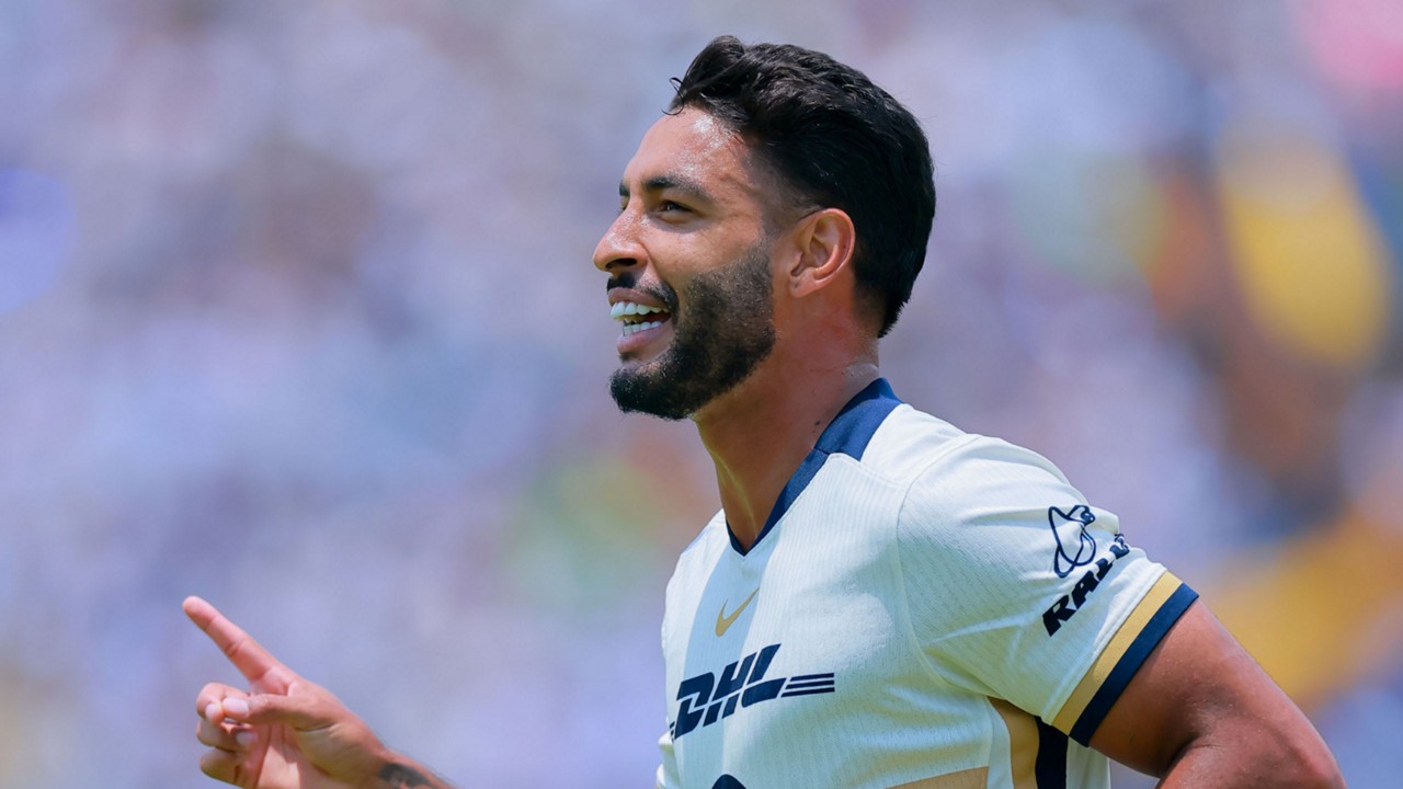 Nathan Silva celebra gol pelo Pumas