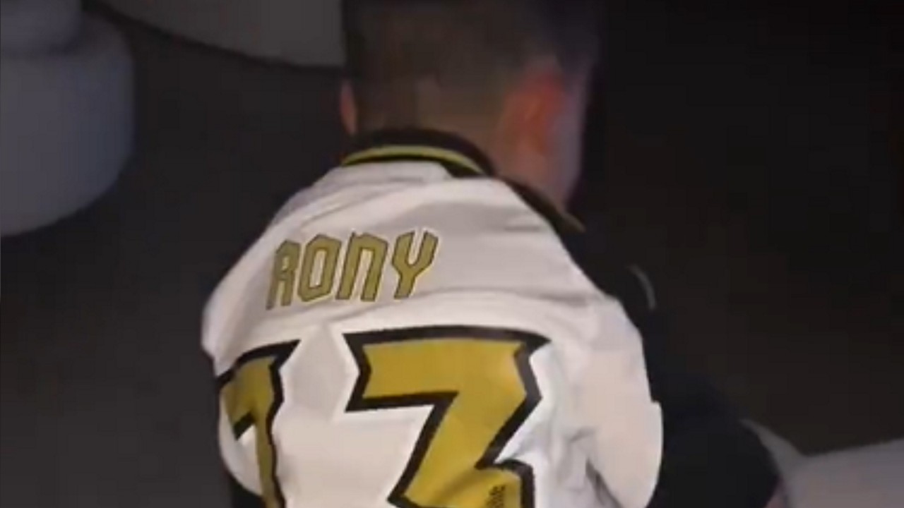 Filho de Patric com a camisa de Rony no Atlético