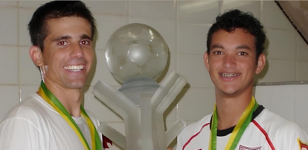 Victor e Réver com a taça da Copa do Brasil do Paulista